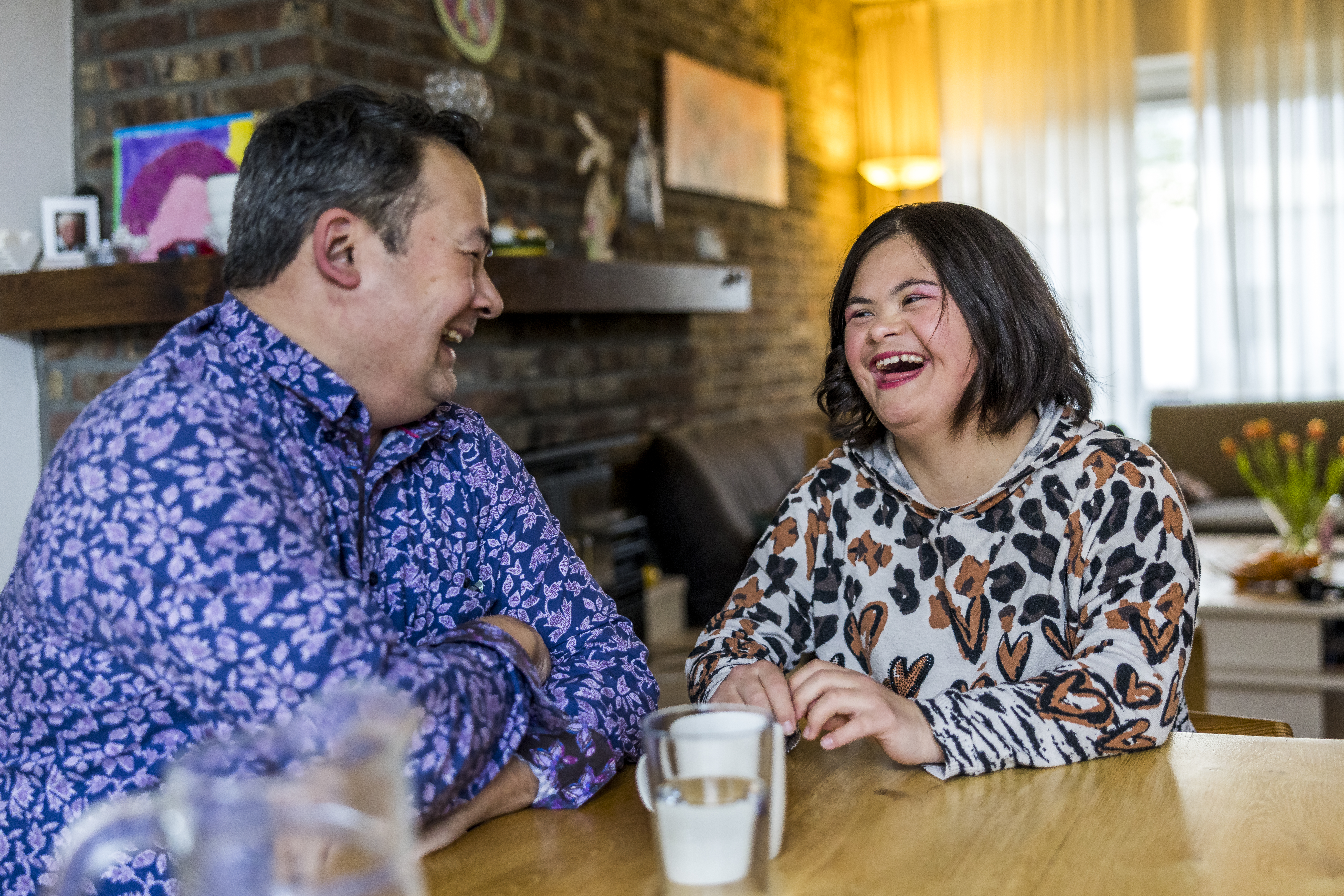 Lachende mensen aan tafel