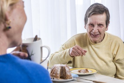 Gebak eten aan de keukentafel.