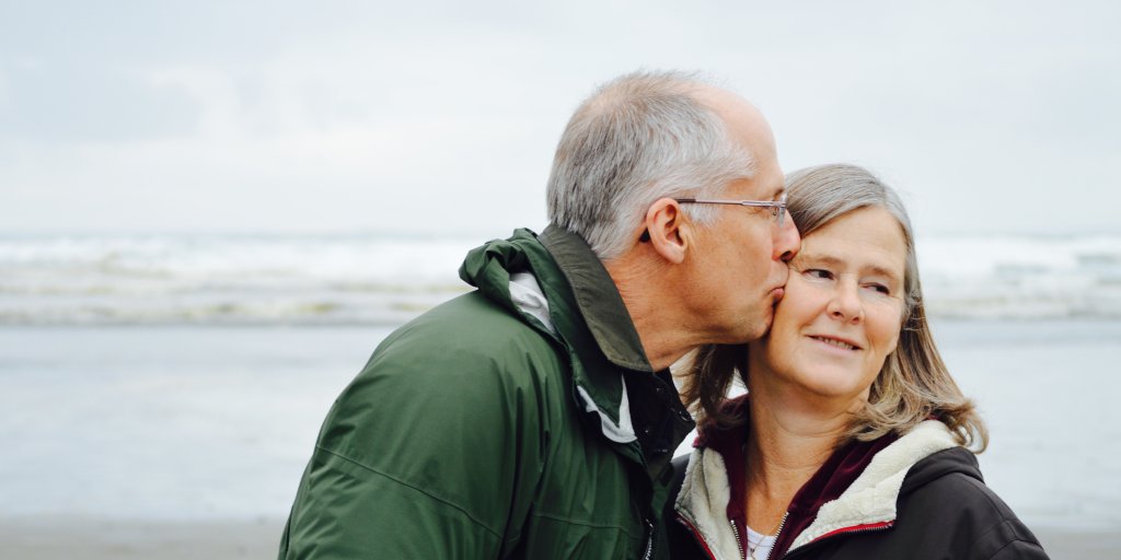 Man geeft vrouw een kus