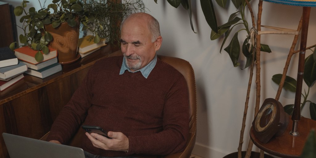 Man achter laptop